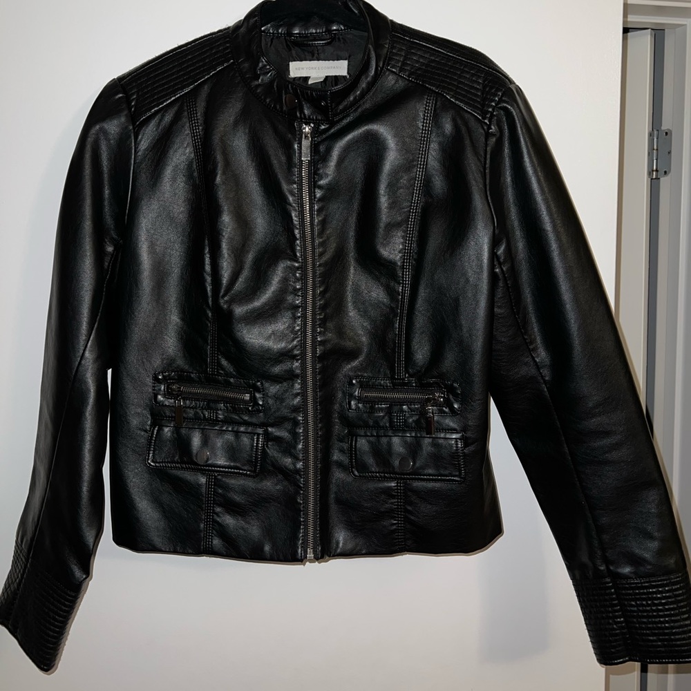 Excellent condition. Worn once. Smoke & pet free home.